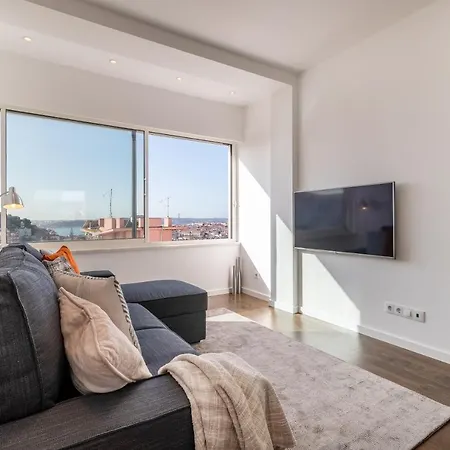 Stunning Hilltop Flat For 5 In Graca By Guestready * Lisboa