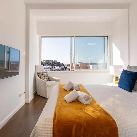 Апартаменти Stunning Hilltop Flat For 5 In Graca By Guestready